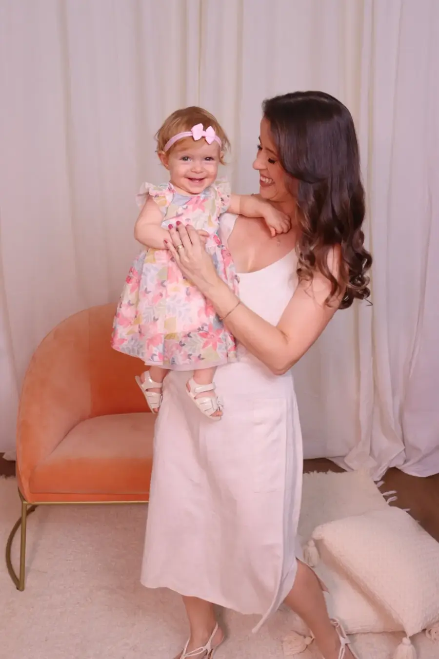 Sarah Chagas com sua filha Elisa em sessão fotográfica afetiva