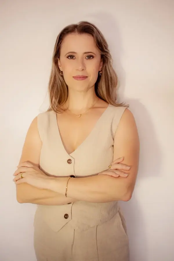Retrato profissional de Sarah Chagas